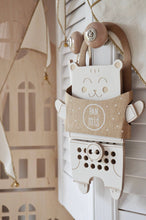 Lade das Bild in den Galerie-Viewer, Teddybär Schnürspielzeug aus Holz - Milin