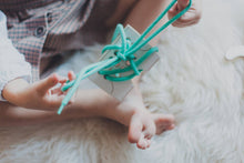 Lade das Bild in den Galerie-Viewer, Teddybär Schnürspielzeug aus Holz - Milin