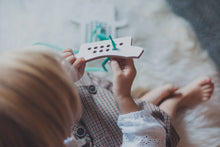 Lade das Bild in den Galerie-Viewer, Teddybär Schnürspielzeug aus Holz - Milin