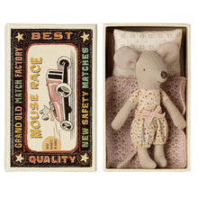 Lade das Bild in den Galerie-Viewer, Kleine Schwester Maus in Streichholzschachtel von Maileg