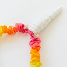 Lade das Bild in den Galerie-Viewer, Regenbogen Einhorn Sarah’s Silks