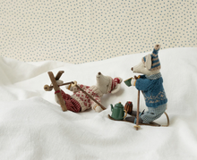 Lade das Bild in den Galerie-Viewer, Mama Wintermaus mit Skiset - Maileg