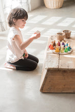 Lade das Bild in den Galerie-Viewer, Grapat Jahreszeitenkalender nach Waldorf Holzspielzeug Grapat