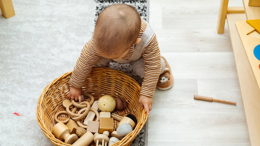 Holzspielzeug für Babys: Was wirklich zu kleinen Händen passt