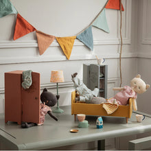Lade das Bild in den Galerie-Viewer, Miniatur Schrank Puppenhaus Maileg

