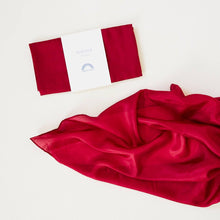 Lade das Bild in den Galerie-Viewer, Große Spielseide Preiselbeere Sarah&#39;s Silks
