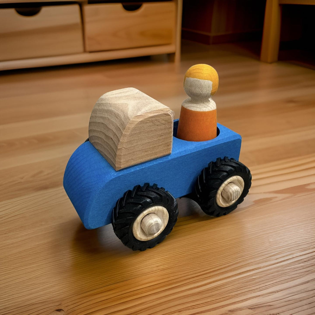 Holzauto blau mit einer Figur - Bauspiel