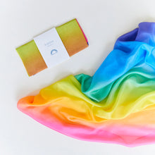 Lade das Bild in den Galerie-Viewer, Große Spielseide Regenbogen Sarah&#39;s Silks
