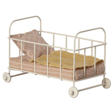Lade das Bild in den Galerie-Viewer, Miniatur Babybett Puppenhaus Maileg
