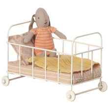 Lade das Bild in den Galerie-Viewer, Miniatur Babybett Puppenhaus Maileg

