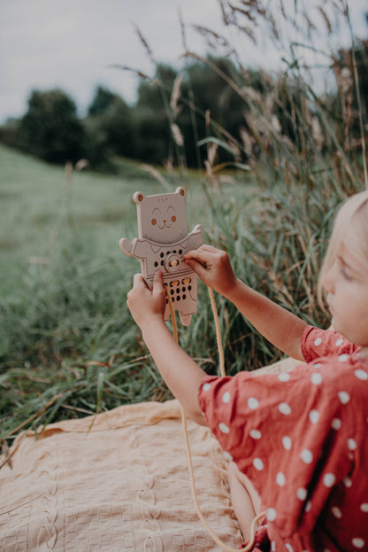 Teddybär Schnürspielzeug aus Holz - Milin