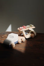 Lade das Bild in den Galerie-Viewer, Autotransporter aus Holz - Konges Sløjd

