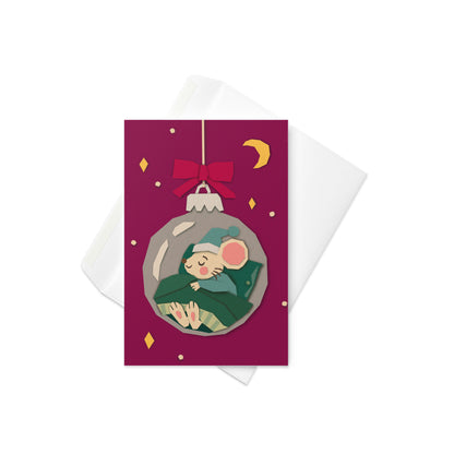 Weihnachtskarte mit schlafender Maus in einer Weihnachtskugel mit roter Schleife auf pinkem Hintergrund