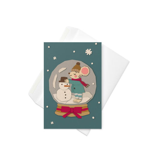 Weihnachtskarte mit einer liebevoll illustrierten Maus und einem Schneemann in einer Schneekugel auf blaugrünem Hintergrund