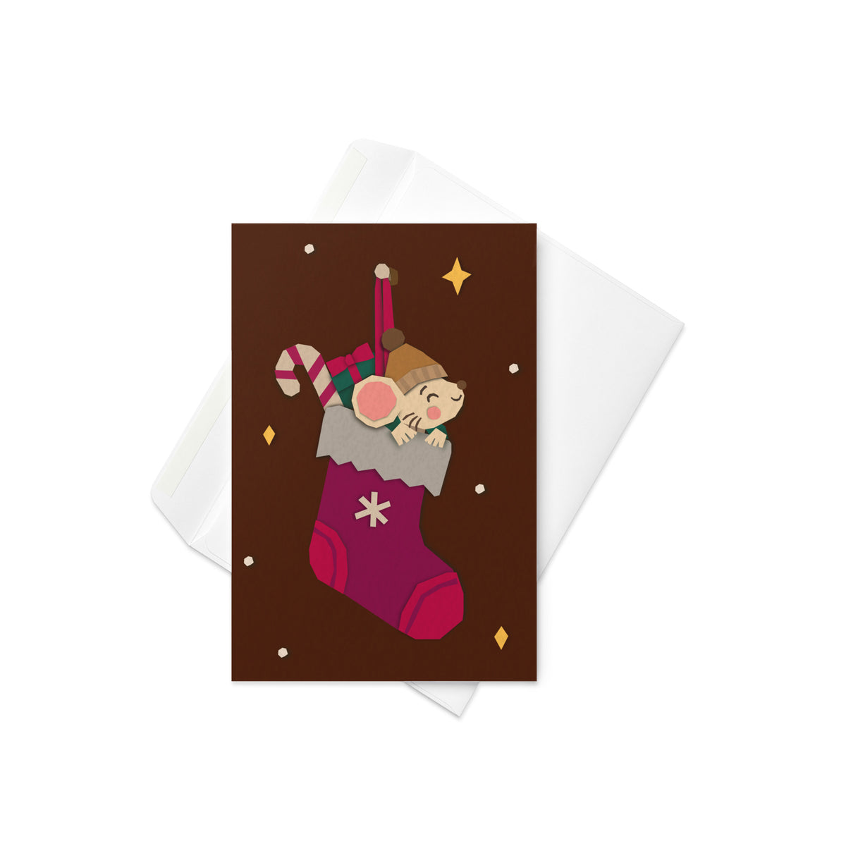 Weihnachtskarte mit einer liebevoll illustrierten Maus in einem Weihnachtsstrumpf mit Geschenk und Zuckerstange auf braunem Hintergrund