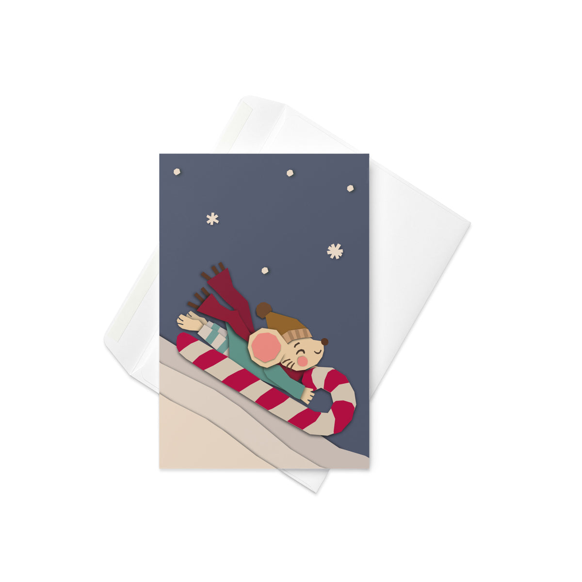 Weihnachtskarte mit niedlicher Maus, die auf einer rot-weiß gestreiften Zuckerstange einen verschneiten Hang hinunterrutscht, vor blaugrauem Hintergrund