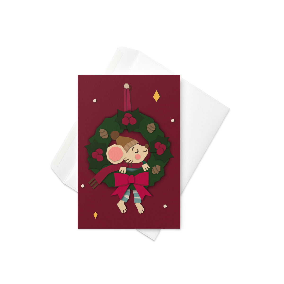 Weihnachtskarte mit niedlicher Maus im grünen Weihnachtskranz, roten Beeren, Tannenzapfen und großer roter Schleife vor dunkelrotem Hintergrund