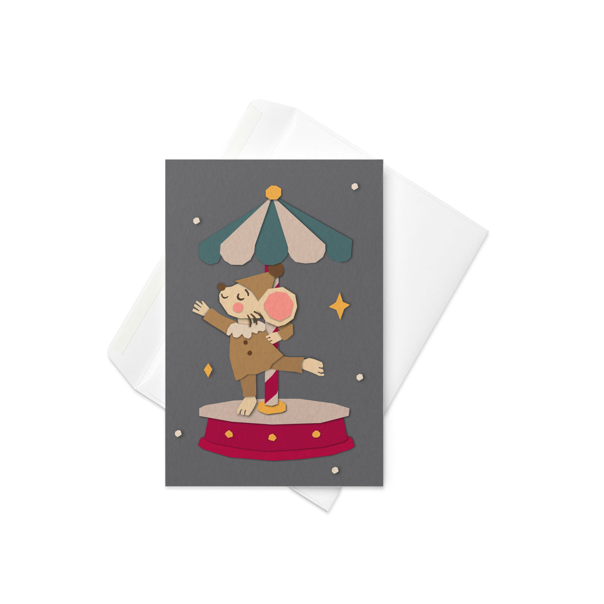 Weihnachtskarte mit niedlicher Maus im braunen Winteroutfit auf einem kleinen Karussell mit rot-weiß gestreifter Stange und festlichem Dach