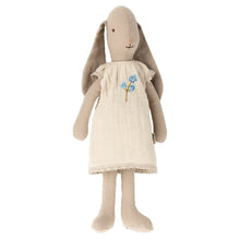 Lade das Bild in den Galerie-Viewer, Hase Größe 2 beige mit Kleid von Maileg
