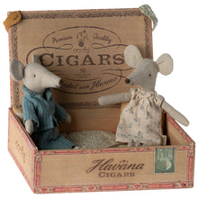 Lade das Bild in den Galerie-Viewer, Mama Maus und Papa Maus in Box - Maileg
