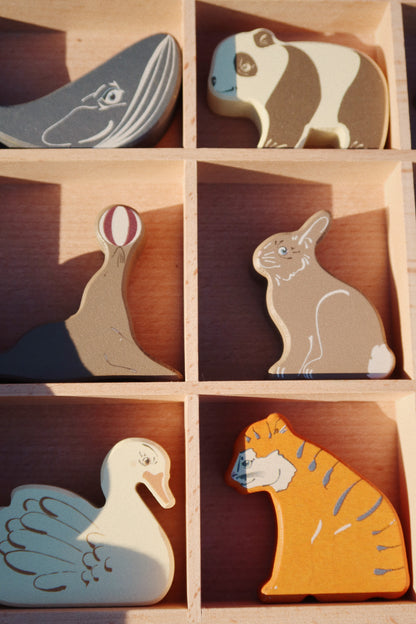 9 wooden animals in a box - Konges Slojd