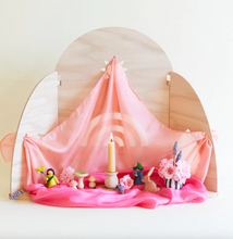 Lade das Bild in den Galerie-Viewer, Natur Spieltisch / Kulisse aus Holz Sarah’s Silks
