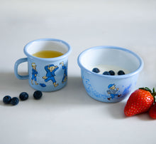 Lade das Bild in den Galerie-Viewer, Michel aus Lönneberga Emaillebecher blau / Tasse 250 ml
