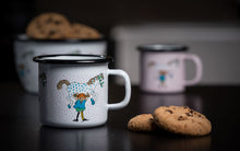 Lade das Bild in den Galerie-Viewer, Pippi Langstrumpf und Kleiner Onkel Emaillebecher / Tasse 250 ml
