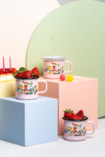 Lade das Bild in den Galerie-Viewer, Pippi Langstrumpf feiert Geburtstag Emaillebecher / Tasse 370 ml
