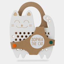 Lade das Bild in den Galerie-Viewer, Sophia die Katze - Montessori Spielzeug zum Schnüren aus Holz
