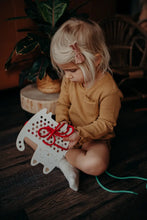 Lade das Bild in den Galerie-Viewer, Sophia die Katze - Montessori Spielzeug zum Schnüren aus Holz
