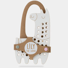 Lade das Bild in den Galerie-Viewer, Lily das Lama - Montessori Spielzeug zum Schnüren aus Holz
