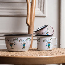 Lade das Bild in den Galerie-Viewer, Pippi Langstrumpf und Kleiner Onkel Emaillebecher / Tasse 250 ml
