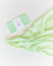 Lade das Bild in den Galerie-Viewer, Spielseide Limette Sarah&#39;s Silks
