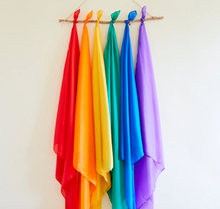 Lade das Bild in den Galerie-Viewer, Spielseide Gold Sarah&#39;s Silks
