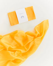 Lade das Bild in den Galerie-Viewer, Spielseide Gold Sarah&#39;s Silks
